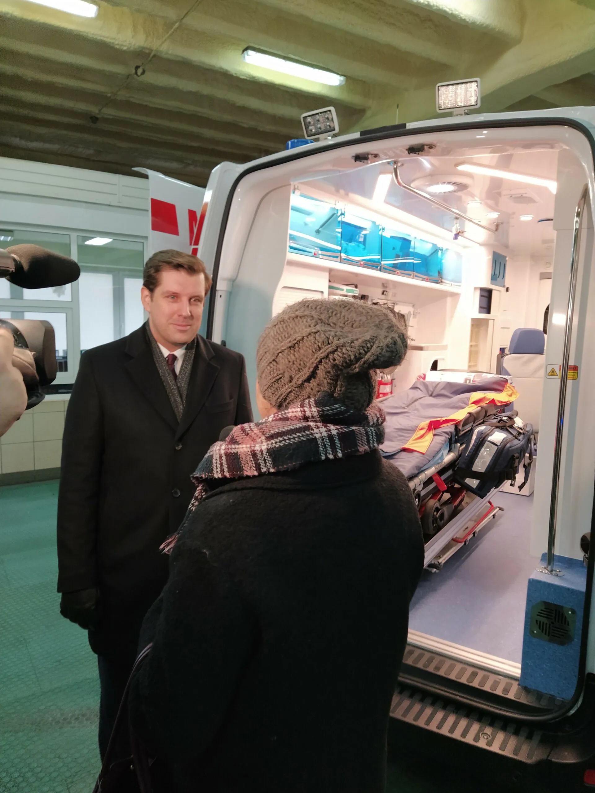 Wojewoda przekazał nowy ambulans